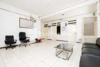 Dukuh Kupang Residence Mitra RedDoorz - Surabaya - 2