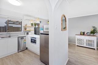 Coastal convenience! Walk to the shops & cafes... - 7