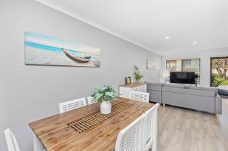 Coastal convenience! Walk to the shops & cafes... - Perth - 9