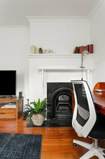 Contemporary Charm with Spectacular Harbour Views - Sydney - 3