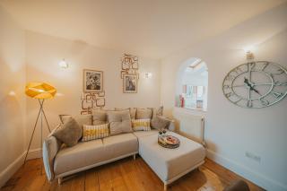Cotswolds- Homely 2 bed house with garden, WiFi - Esho Stays - 1