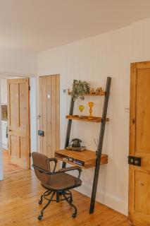 Cotswolds- Homely 2 bed house with garden, WiFi - Esho Stays - 2