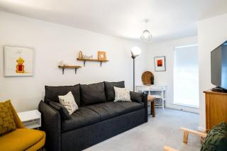 Artist's Garden on Wolsey Island - Leicester - 5