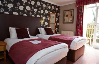 Royal George Hotel by Greene King Inns - 1