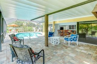 Lakefront, Pool, outdoor kitchen, lush garden - 6