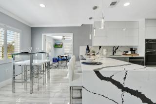 The Gardens - Luxury Retreat with Pool & Game Room - Miami Gardens - 2