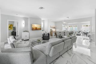 Pool, game room, near beach - 0