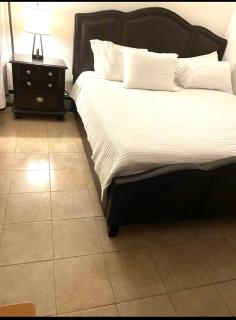 Large 3-Bedrooms/2-Bath Apt, One Block to Train - Brooklyn - 5