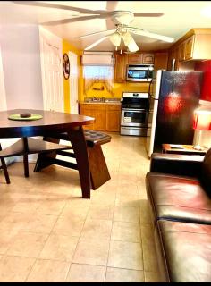 Large 3-Bedrooms/2-Bath Apt, One Block to Train - Brooklyn - 9