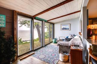 Spacious Waterfront Retreat Near UW-Green Bay - Green Bay - 4