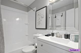 Super-Stylish 4br Townhome in No Va Fast WiFi, Roku TV, Fenced Backyard, 24 Hour Premier Support - Sterling - 7
