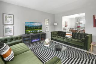 Super-Stylish 4br Townhome in No Va Fast WiFi, Roku TV, Fenced Backyard, 24 Hour Premier Support - Sterling - 4