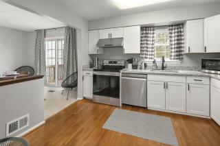 Super-Stylish 4br Townhome in No Va Fast WiFi, Roku TV, Fenced Backyard, 24 Hour Premier Support - Sterling - 2