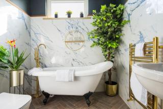 Lux Versace Pad Sleeps 10 Hot Tub, Cinema & Games Room - London - 0