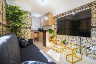 Lux Versace Pad Sleeps 10 Hot Tub, Cinema & Games Room - London - 8