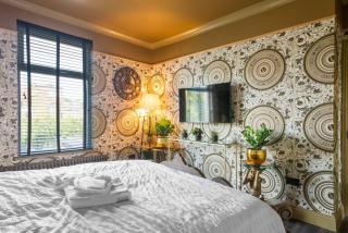 Lux Versace Pad Sleeps 10 Hot Tub, Cinema & Games Room - London - 5