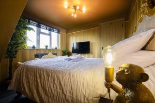 Lux Versace Pad Sleeps 10 Hot Tub, Cinema & Games Room - London - 3