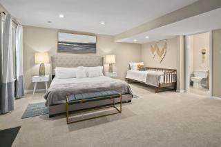 4BR Townhome, Close to Shops & Restaurants, 40 Mins to DC - 1