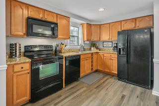 NEW! Large 3-story townhome Private, Self checkin, Pet Friendly! - Sterling - 9