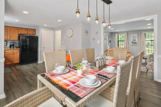 NEW! Large 3-story townhome Private, Self checkin, Pet Friendly! - Sterling - 4
