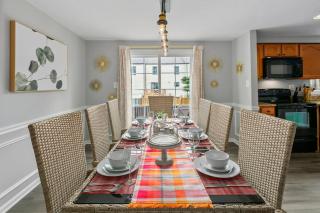 NEW! Large 3-story townhome Private, Self checkin, Pet Friendly! - 3