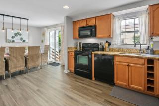 NEW! Large 3-story townhome Private, Self checkin, Pet Friendly! - Sterling - 2