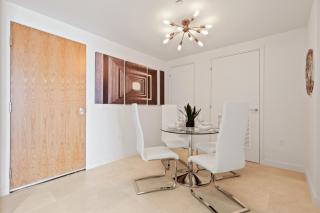 Tiffany Sage - Rooftop Pool, Gym, & Walk to Beach - 4