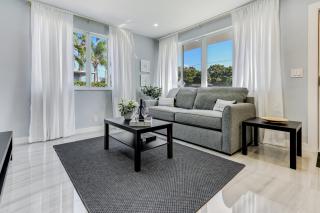 Renovated professional design, grill lake view! - Hallandale Beach - 4