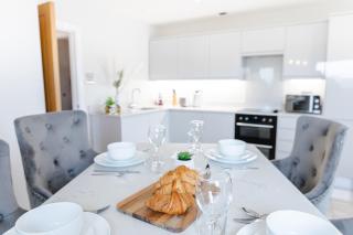 Luxury Cardiff City Centre Apartments - 7