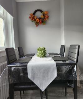 FM Homes & Apartments 3 Bedroom House Motherwell - 2