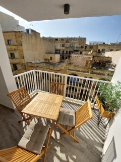 Modern 3BD Apartment with Spacious Balcony & Outside Furniture - Marsalforn Bay - 9