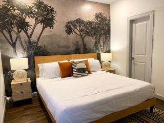 Urban Jungle Retreat in the HTX Skyline - Houston - 7
