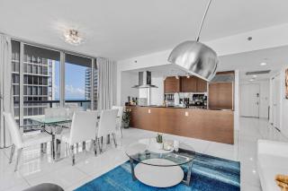 Luxurious Condo at ICON with Views - Miami - 7