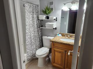 Centauri Vacation Rentals Beautiful 2-bedroom condo, near all Orlando attractions, free parking & Wi-Fi, King bed - Orlando - 5