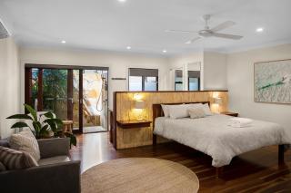 Away Guesthouse- Away on Shirley Lane - 5