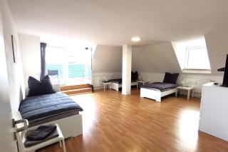Spacious Apartment with Balcony & WiFi - 0