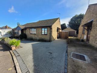 Bumblebee Bungalow - With separate office and gaming space by Catchpole Stays - Colchester - 5
