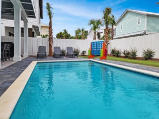 Shark Tales With Pool And Gated Neighborhood - 9