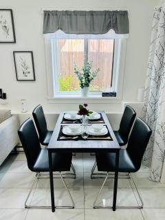 2BR 1.5BA Full Kitchen Private Guest House - Free Parking - Central Location - Vancouver - 2