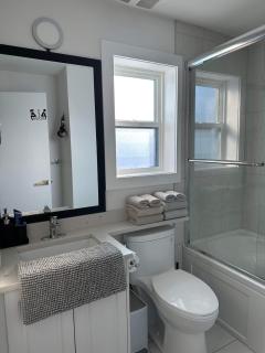 2BR 1.5BA Full Kitchen Private Guest House - Free Parking - Central Location - Vancouver - 5