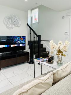 2BR 1.5BA Full Kitchen Private Guest House - Free Parking - Central Location - Vancouver - 4