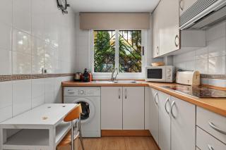 Seaview with private garden 5 minutes walk to the beach and amenities - 3