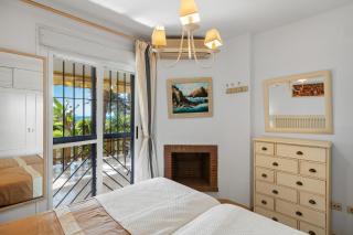 Seaview with private garden 5 minutes walk to the beach and amenities - Sitio de Calahonda - 2