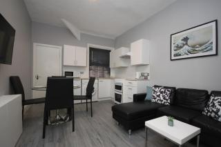 BARTON BEACHSIDE - Penthouse TwoBedroom Apartment, Double & Twins - Central Beach & Promenade Location - Over 21's, Family Friendly Only, ID Required, Stairs Access, FREE PARKING - 1