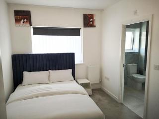 Deluxe 5 bedroom house in Harrow, Parking, Sleeps 8, 30mins to Central London - Hatch End - 1
