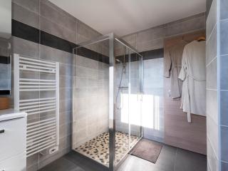 AZALEE - Parking gratuit - Terrasse couverte - Proche transport - Tout équipé - 5