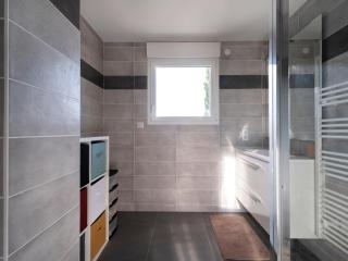 AZALEE - Parking gratuit - Terrasse couverte - Proche transport - Tout équipé - 3