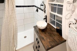 Cozy Lakeview Cottage - Mills River - 2