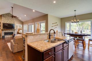 Flippin Home with Deck and Grill Steps to White River - Flippin - 3