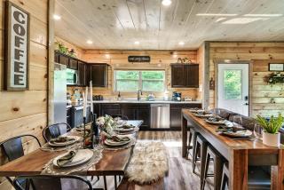 Summer Sale, Indoor Pool, Pet Stays Free, Movie, HotTub - 1